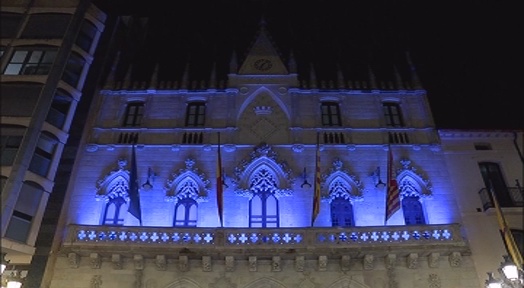 imatge de la façana de l'ajuntament il·luminada de color blau