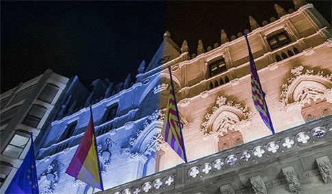 Façana de l'ajuntament il·luminada de blau i taronja