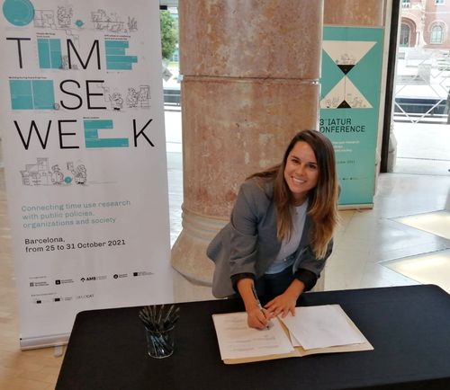 La regidora Jennifer Ramírez firmando la Declaració de Barcelona sobre las políticas de tiempo
