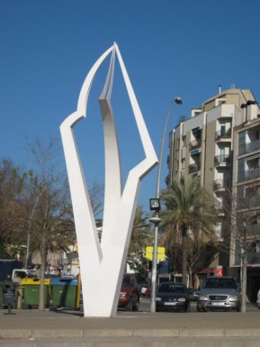 Escultura de nom Amalgama amb tres brasos blancs que representen les cultures catalana i andalusa. Ubicada a la Plaça d'Andalusia de la ciutat.