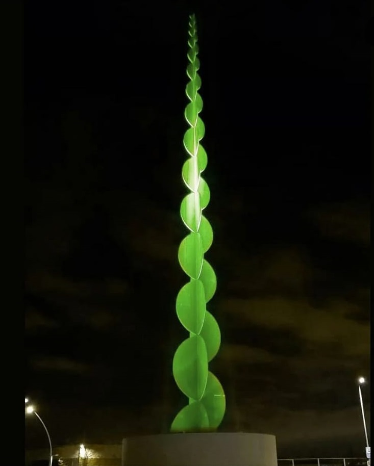 Imatge del monument de la dona il·luminat de color verd