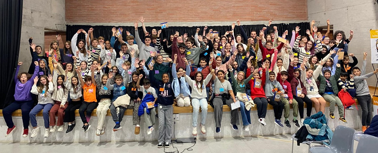 Fotografia dels infants i adolescents del CMIAT al Plenari d'Inici del curs 2025-2026