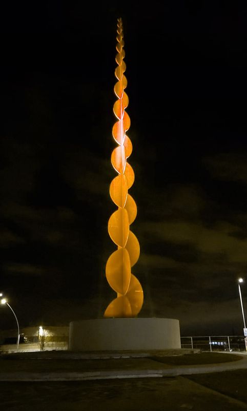 Monument de la dona il·luinat de groc