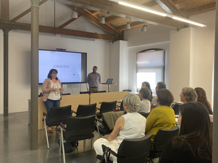 La tinent d'alcalde Meritxell Lluís dona la benvinguda a l'alumnat assistent a la formació La tinent d'alcalde Meritxell Lluís dona la benvinguda a l'alumnat assistent a la formació