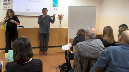 David Bondia donant una conferència a la biblioteca central de Terrassa David Bondia donant una conferència a la biblioteca central de Terrassa