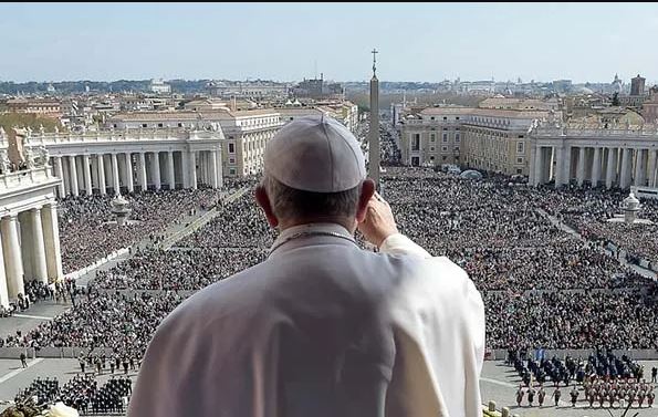 Papa de Roma de espaldas dirigiéndose a una multitud Papa de Roma de espaldas dirigiéndose a una multitud