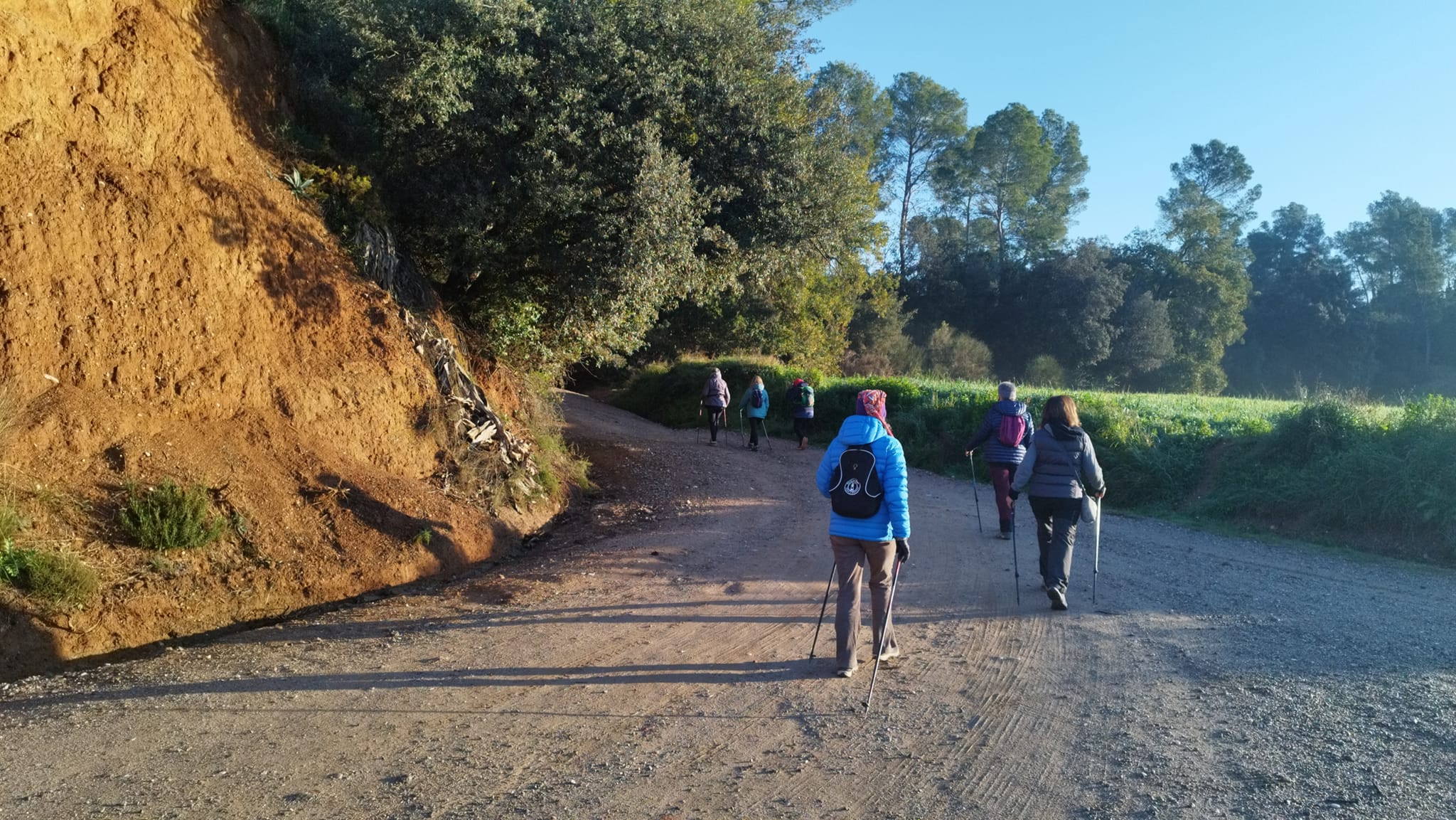 Sessió de marxa nòrdica fent camí 