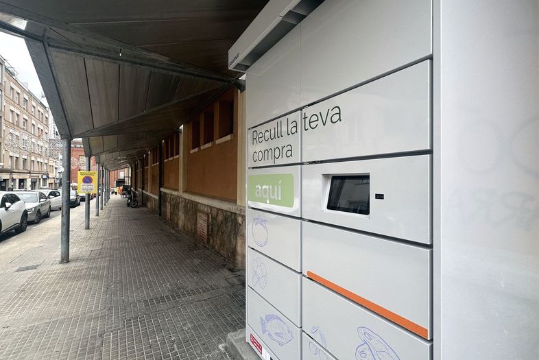taquilles refrigerades a l'exterior del mercat de Sant Pere