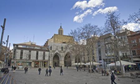 Estació Vallparadís-Universitat dels FGC, amb la Casa Baumann al fons Estació Vallparadís-Universitat dels FGC, amb la Casa Baumann al fons