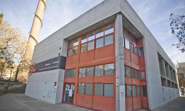 Centre Cívic Maria Aurèlia Capmany, amb la xemeneia de la Bòbila Almirall al costat 
