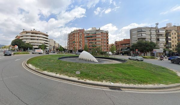 Plaça de l'Aigua, amb habitatges de Sant Pere Nord al fons
