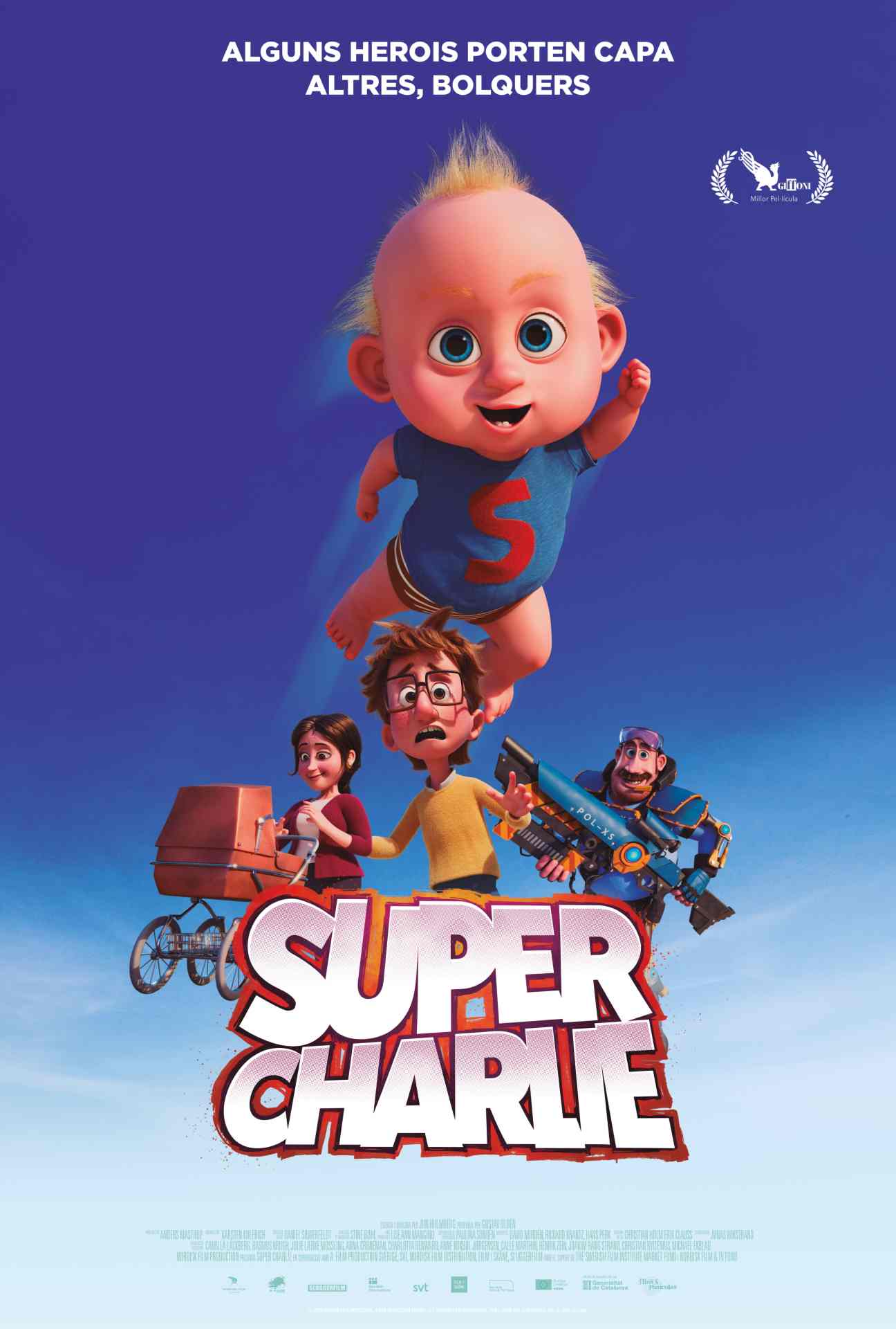 Surt un nen amb un vestit de superheroi volant i la seva família als seus peus amb cara preocupant