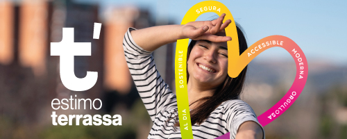 Noia somrient amb el logo de la campanya 