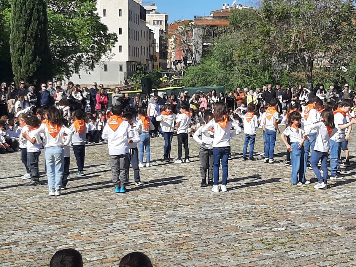 Infants ballant durant la Jornada "L'escola amb la Seu d'Ègara"