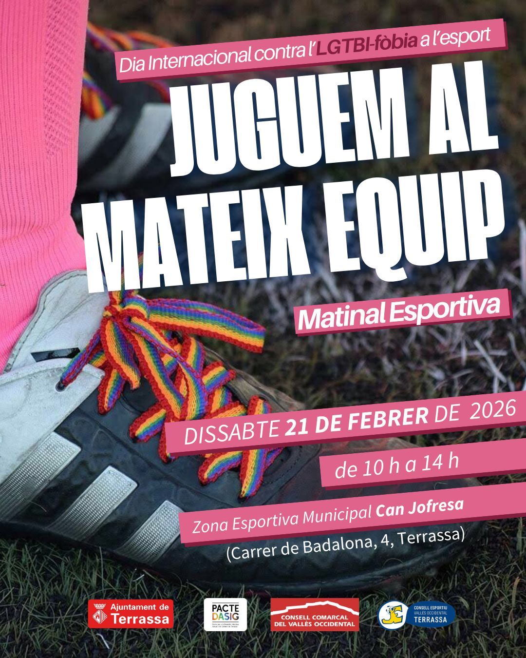 Cartell on es veu una persona cordant-se les botes de futbol amb cordills arcoiris