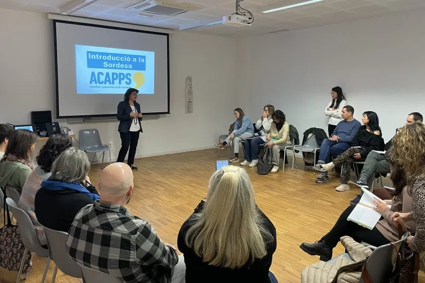 surt la regidora, meritxell, fent la presentació de la formació