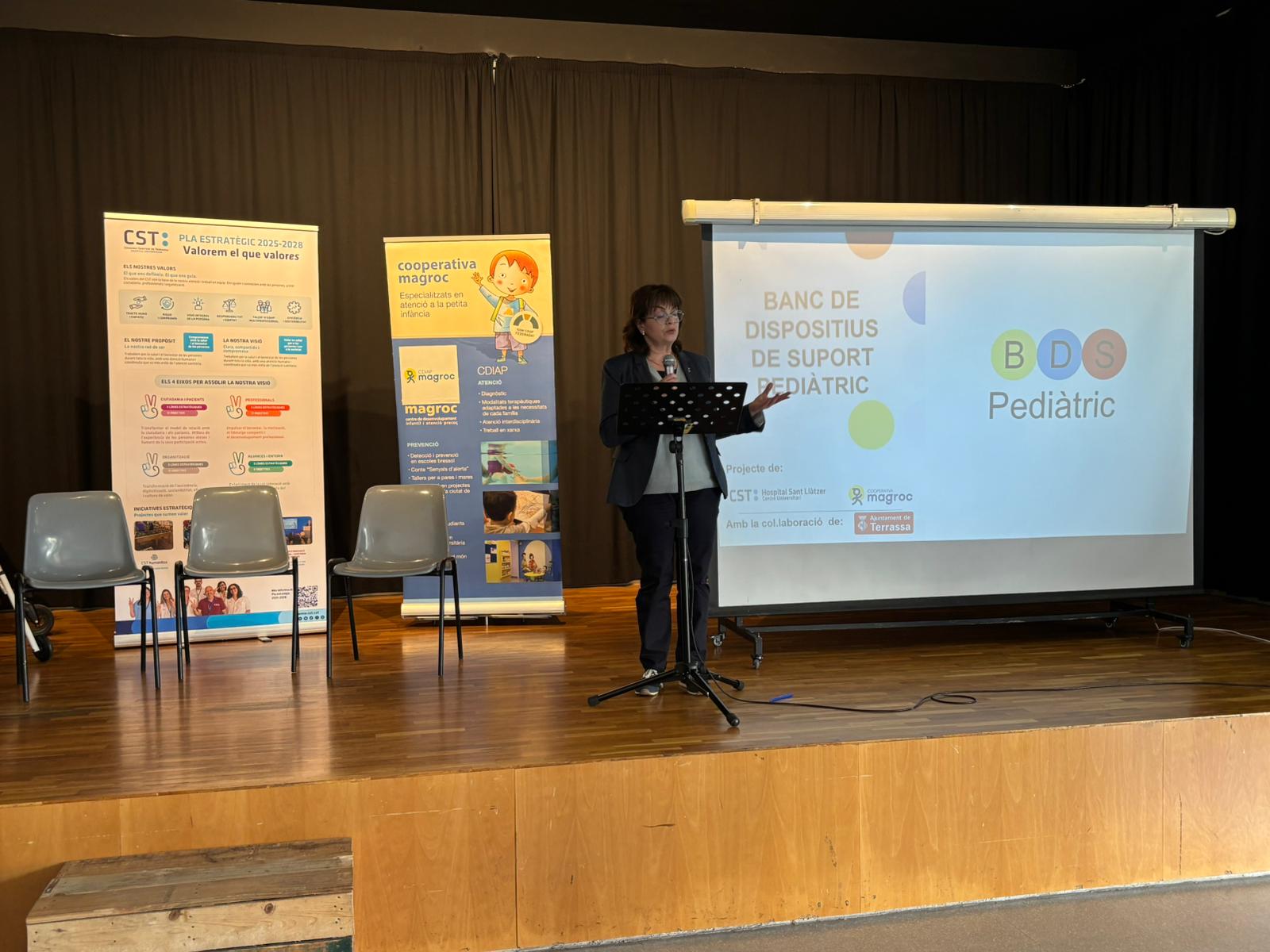 surt la regidora, Meritxell Lluis fent la presentació del banc de dispositius pediatrics