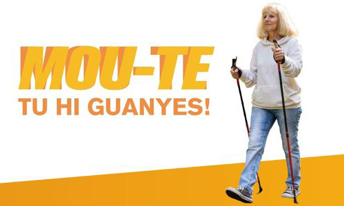 Dona caminant amb bastons de marxa nòrdica