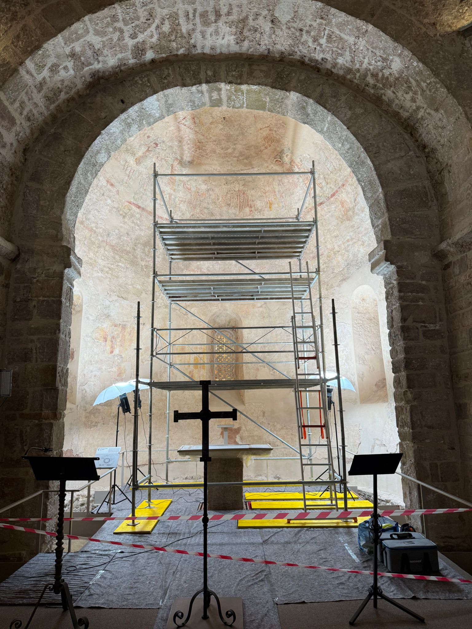 Treballs a l'absis de l'església de Santa Maria