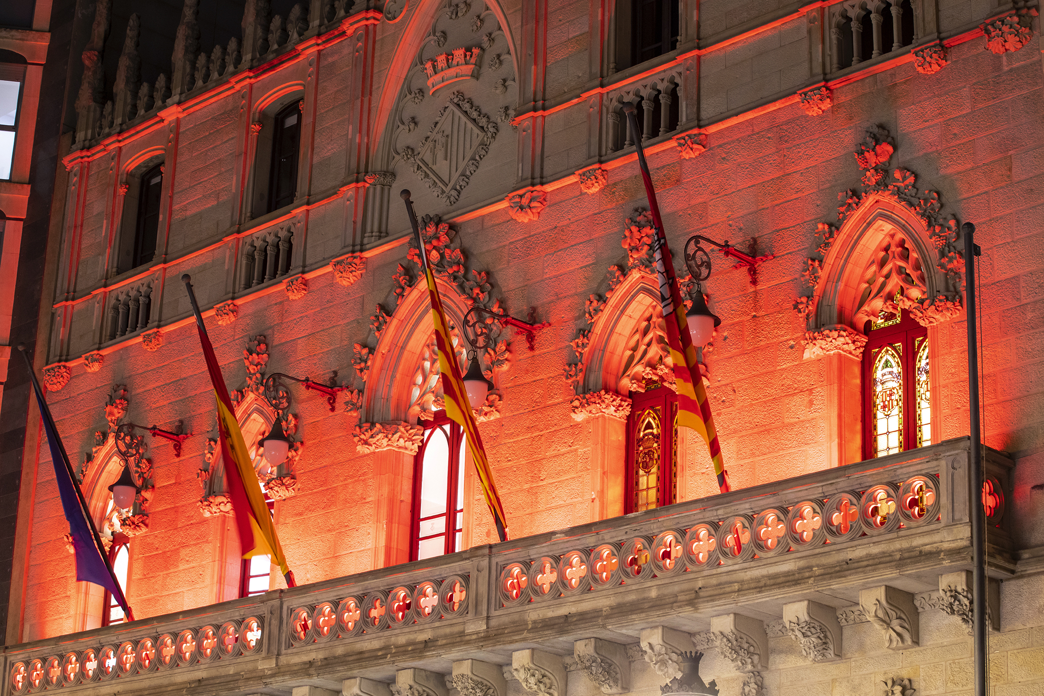 Façana de l'ajuntament de Terrassa il·luminada de vermell