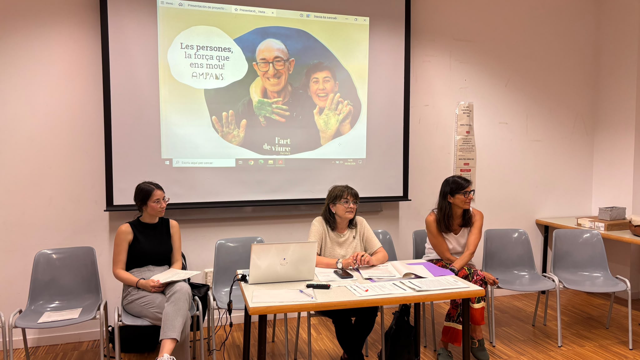 Imatge on surt la regidora, la cap del servei i una tècnica