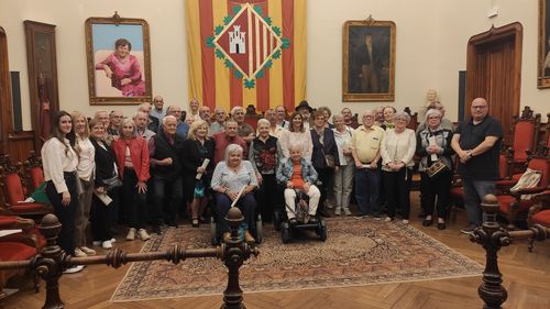 Imatge de totes les persones integrans del consell municipal de la gent gran dins la sala de Plens de l'Ajuntament